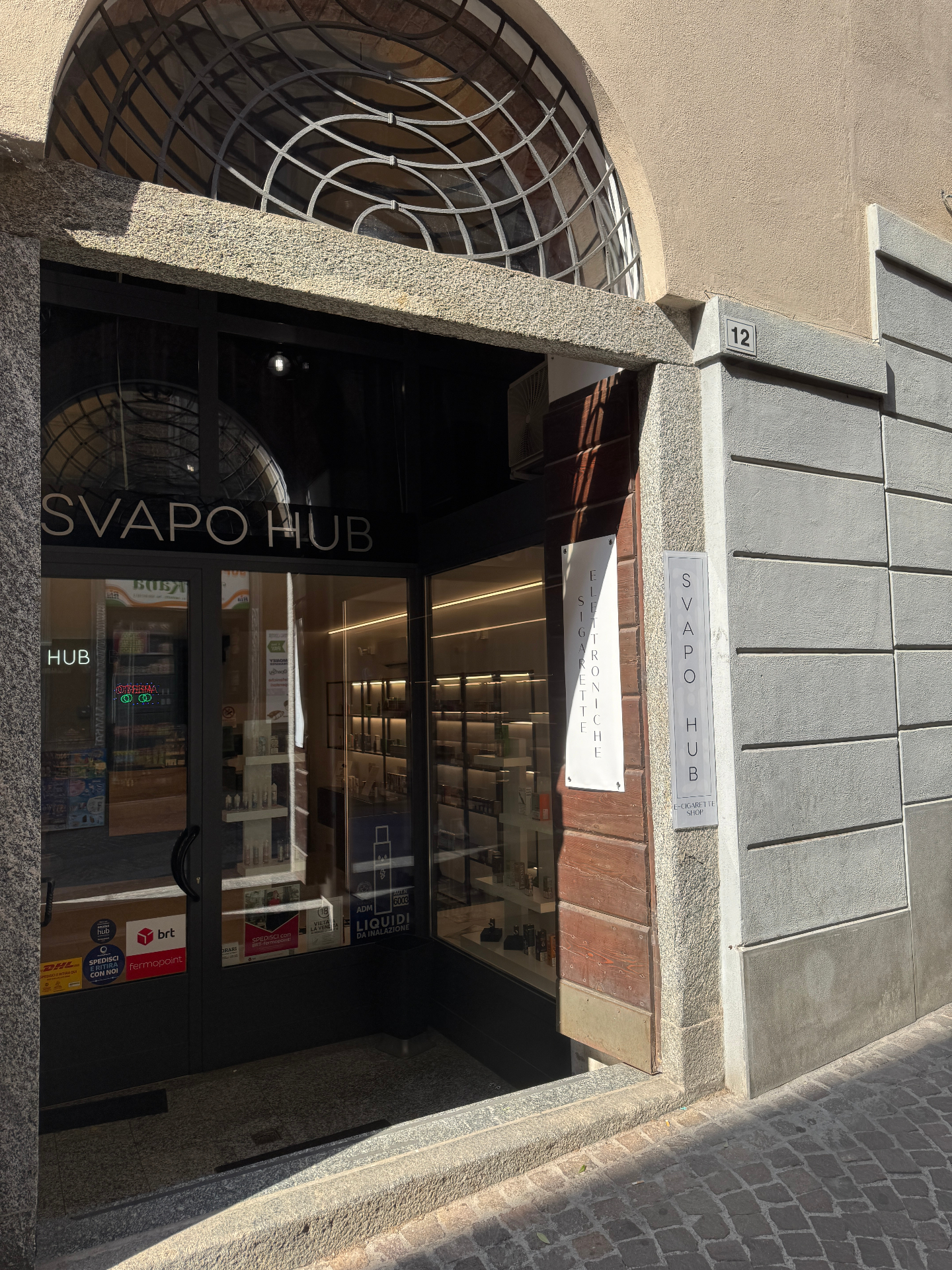 Esterno del negozio Svapo Hub in Via Collegio Manzoni 12, Merate